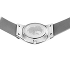 Reloj de acero inoxidable con esfera blanca y pulsera de malla, vista superior