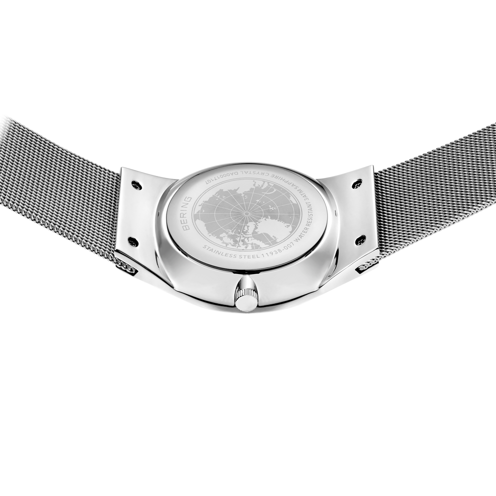 Reloj de acero inoxidable con esfera blanca y pulsera de malla, vista superior