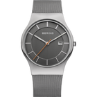 Reloj BERING con esfera gris, caja y correa malla plateadas, marcas blancas y aguja de segundos naranja.