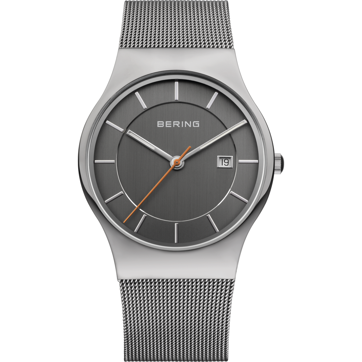 Reloj BERING con esfera gris, caja y correa malla plateadas, marcas blancas y aguja de segundos naranja.