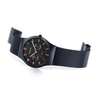Montre BERING vue de côté, cadran noir avec marqueurs or rose, bracelet maille bleu foncé