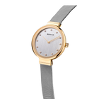 Gekantelde weergave van goudkleurig polshorloge met uitgestrekt meshband, rond horloge en lichte wijzerplaat.