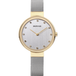 Orologio da polso rotondo color oro con quadrante chiaro, BERING, indici orari e cinturino maglia grigia.