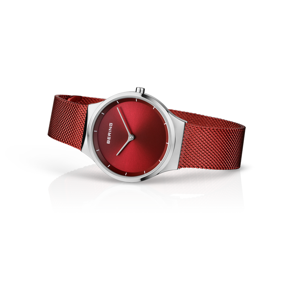 Polshorloge met rood wijzerplaat, wit huis en rode mesh-band, schuin aanzicht