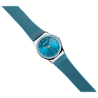 Montre BERING à bracelet en maille teal et boîtier argent, cadran assorti, présentée en diagonale