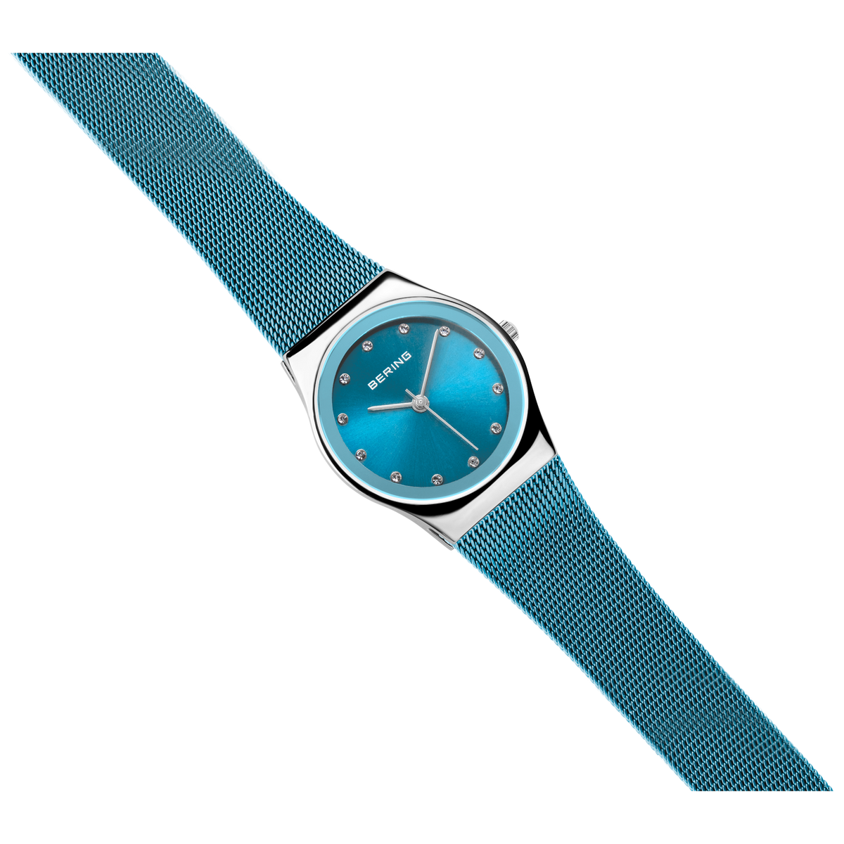 Montre BERING à bracelet en maille teal et boîtier argent, cadran assorti, présentée en diagonale