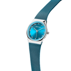 Montre BERING avec cadran turquoise, boîtier argent et bracelet maille turquoise en angle.