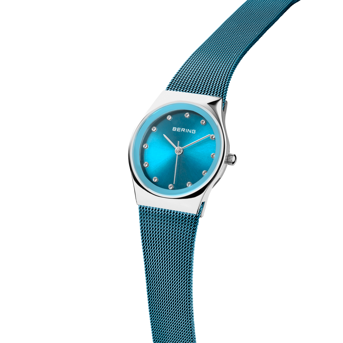 Montre BERING avec cadran turquoise, boîtier argent et bracelet maille turquoise en angle.