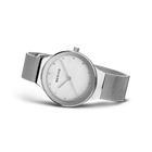 Montre BERING avec cadran blanc et bracelet maille, vue d'angle montrant le cadran et le détail du bracelet.