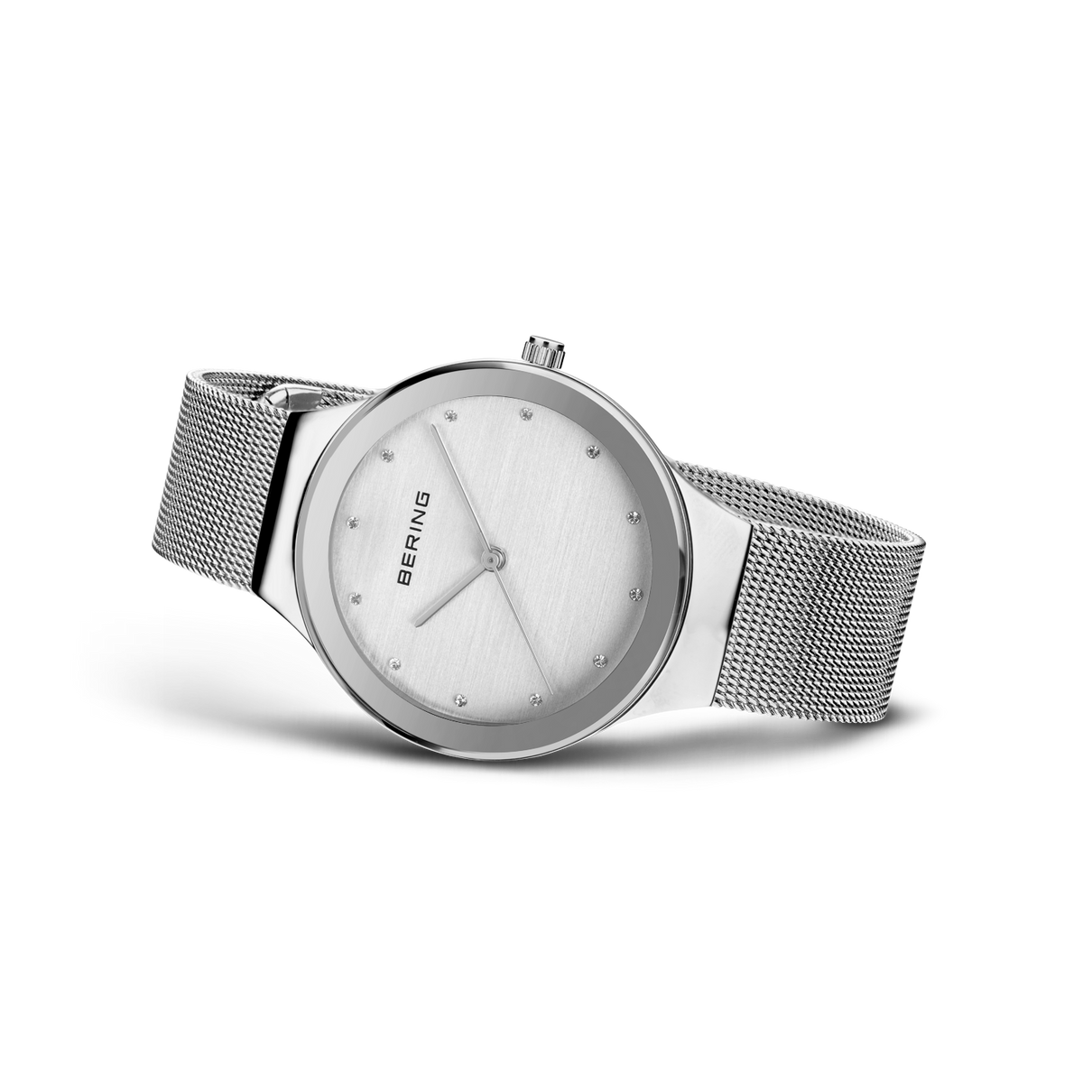 Montre BERING avec cadran blanc et bracelet maille, vue d'angle montrant le cadran et le détail du bracelet.