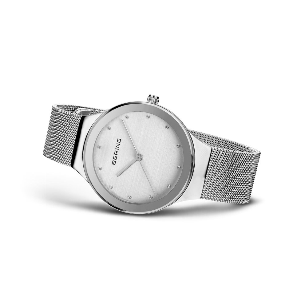 Montre BERING avec cadran blanc et bracelet maille, vue d'angle montrant le cadran et le détail du bracelet.