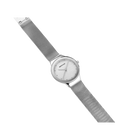 Montre-bracelet argentée avec boîtier rond et cadran épuré sur bracelet maille métallique, vue en angle