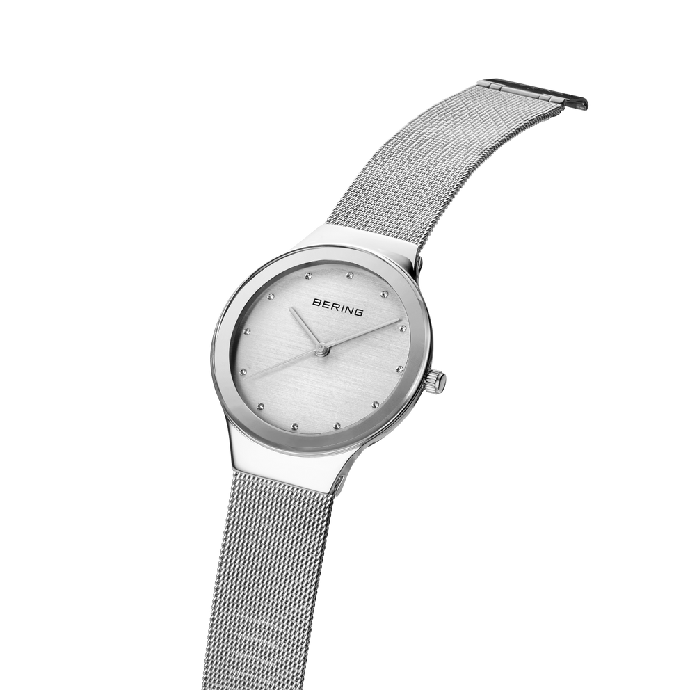 Montre Bering à cadran rond argenté et bracelet en maille métallique, vue de côté