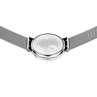 Montre ronde à cadran globe, boîtier chromé poli et bracelet mailles vues de dessus.
