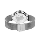 Montre BERING avec cadran planisphère blanc et bracelet maille argenté, vue oblique du bracelet complet