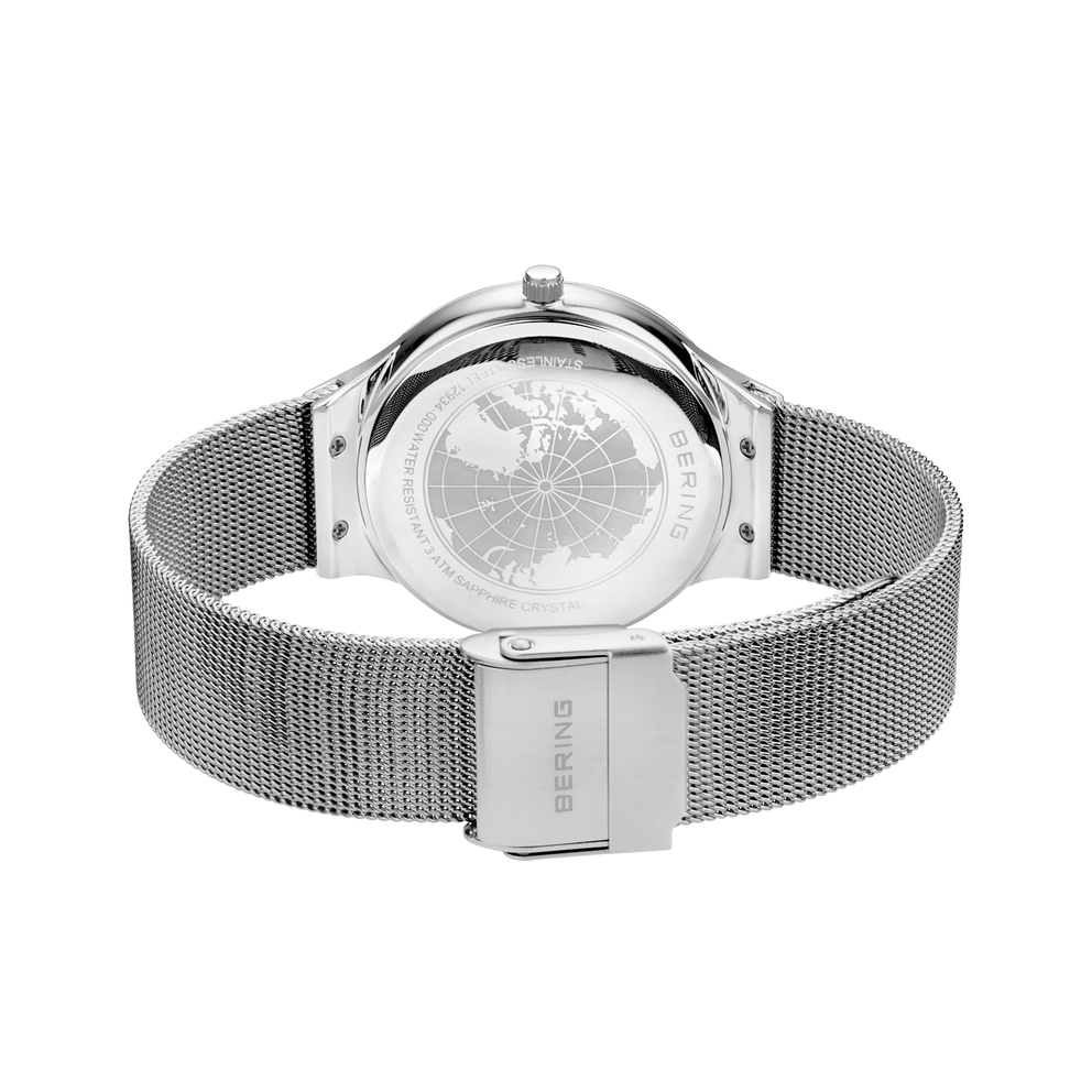 Montre BERING avec cadran planisphère blanc et bracelet maille argenté, vue oblique du bracelet complet