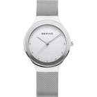 Montre BERING avec cadran blanc rond, bracelet maille acier et design minimaliste, vue de face