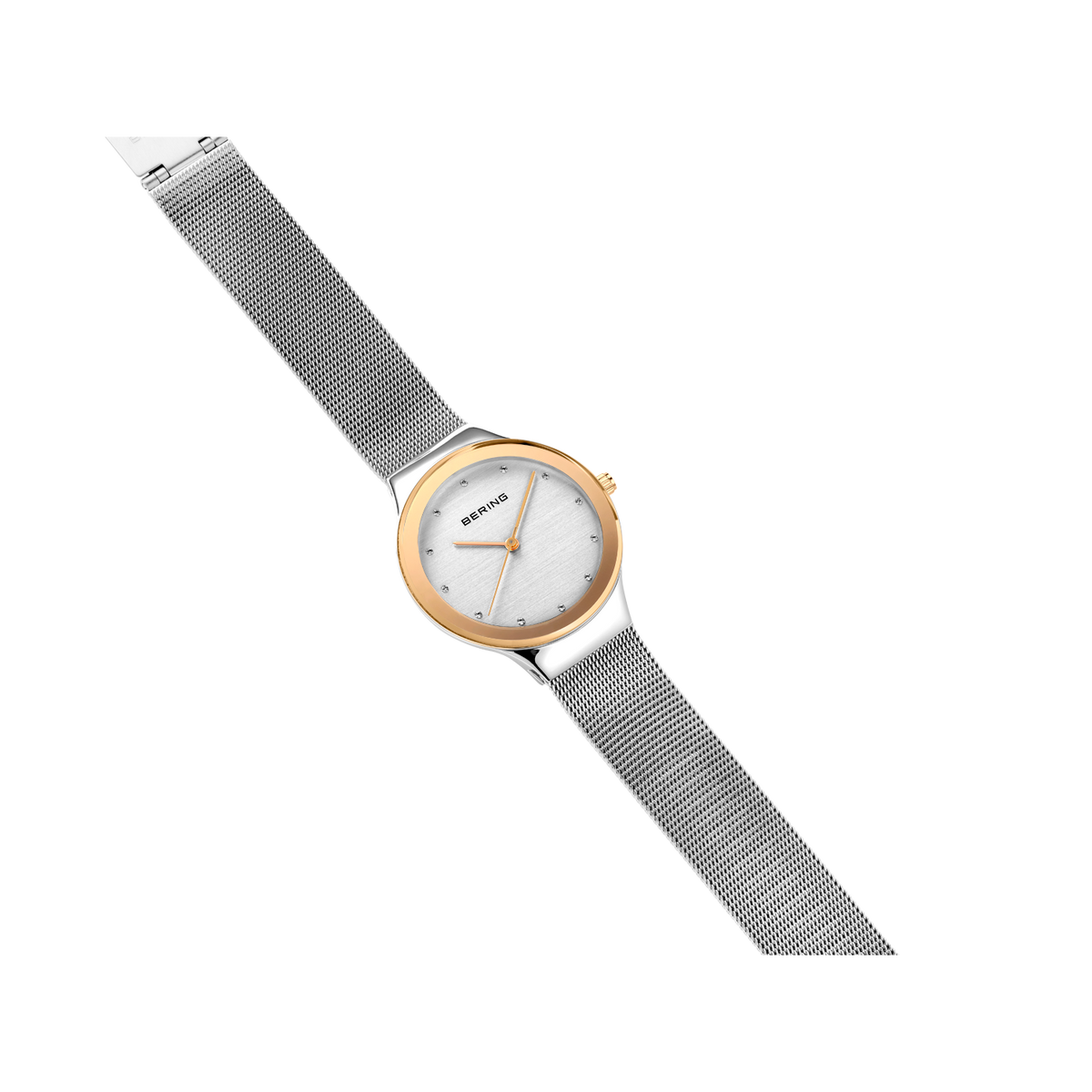 Montre-bracelet BERING avec boîtier en or rose, cadran blanc et bracelet maille gris, vue en angle.