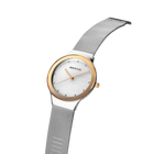 Montre avec boîtier rose perlé, cadran blanc et bracelet maille argentée, vue en angle