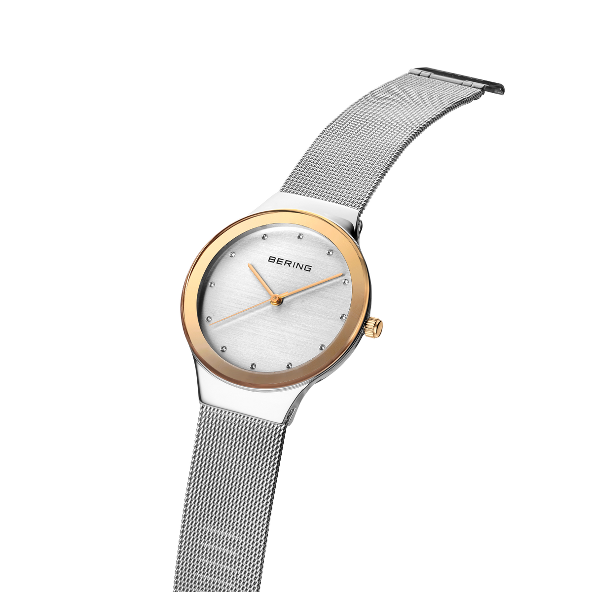 Montre avec boîtier rose perlé, cadran blanc et bracelet maille argentée, vue en angle