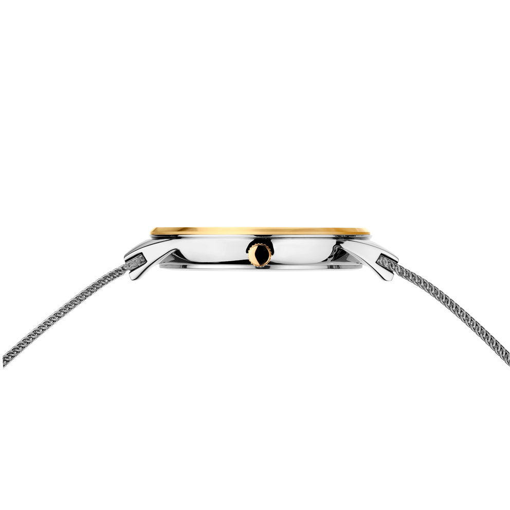Montre avec boîtier ton argent, lunette ton or et cadran noir, vue de profil avec bracelets mailles métalliques de chaque côté.