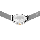 Montre BERING avec bracelet maille argenté, photographiée de dessus montrant la largeur complète