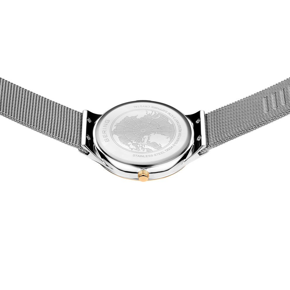 Montre BERING avec bracelet maille argenté, photographiée de dessus montrant la largeur complète