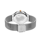 Verso de la montre avec design de globe, bracelet maille argentée, fermoir métallique visible.