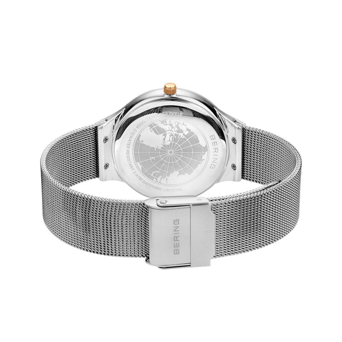 Verso de la montre avec design de globe, bracelet maille argentée, fermoir métallique visible.
