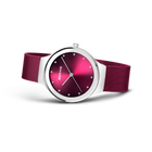 BERING horloge met magenta wijzerplaat en bijpassend mesh-bandje, zijdelingse weergave