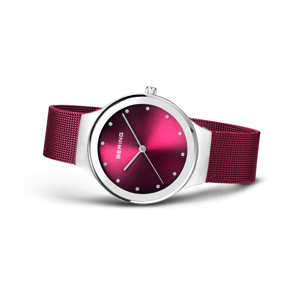 BERING horloge met magenta wijzerplaat en bijpassend mesh-bandje, zijdelingse weergave