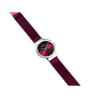 Horloge gefotografeerd onder hoek, zilveren kast, donkere wijzerplaat met geometrisch design, bordeaux textielband.