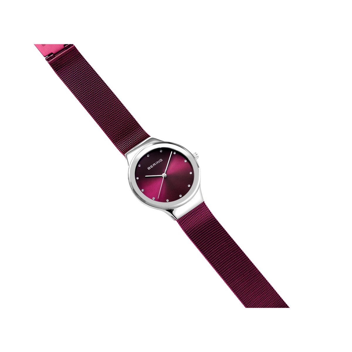 Horloge gefotografeerd onder hoek, zilveren kast, donkere wijzerplaat met geometrisch design, bordeaux textielband.
