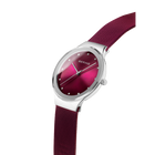 Horloge met bordeauxrood gradatie wijzerplaat en bijpassend mesh-bandje, in schuine hoek op witte achtergrond.