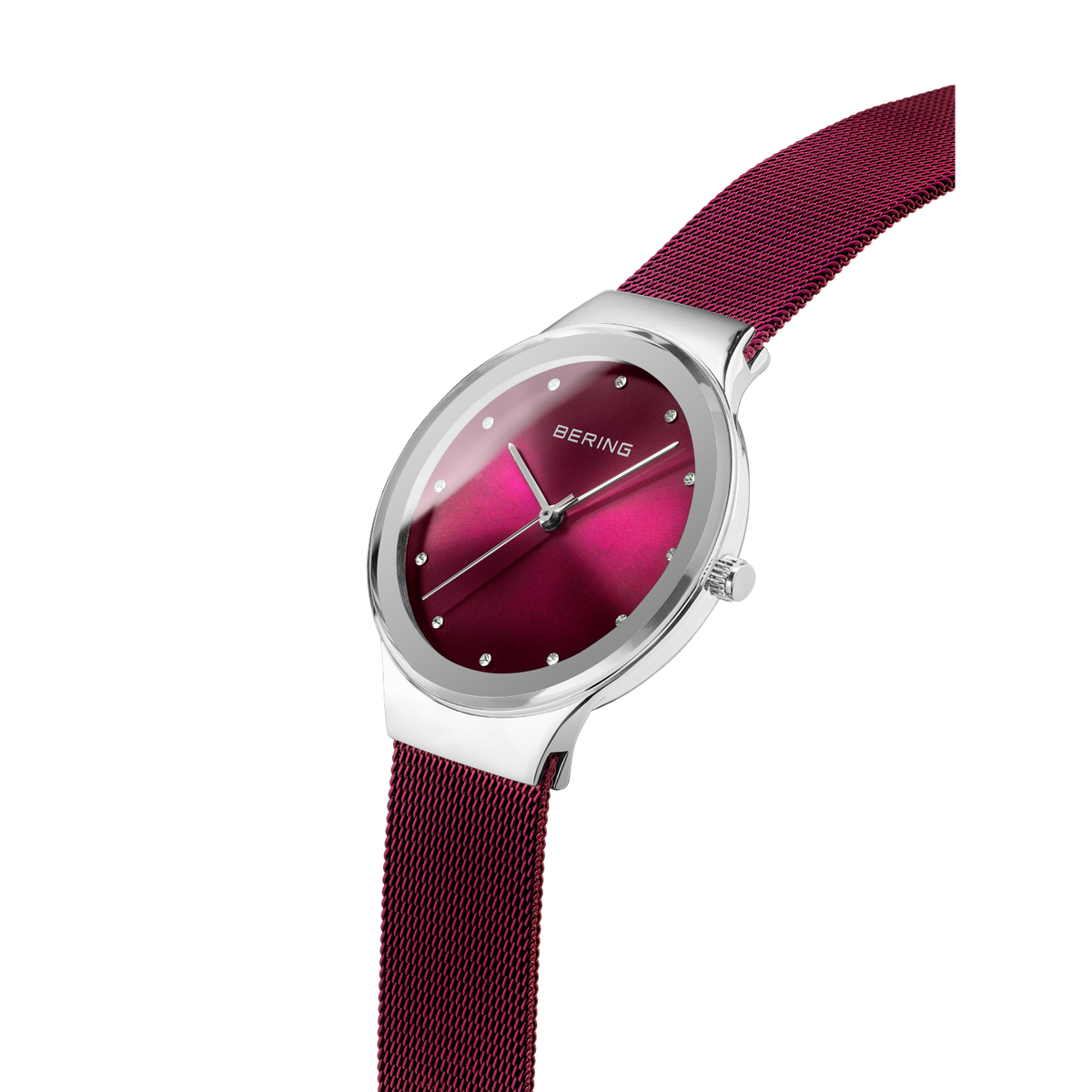 Horloge met bordeauxrood gradatie wijzerplaat en bijpassend mesh-bandje, in schuine hoek op witte achtergrond.