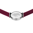 Achterkant van rond zilverkleurig horloge met donkerrood stofbandje, van bovenaf gefotografeerd