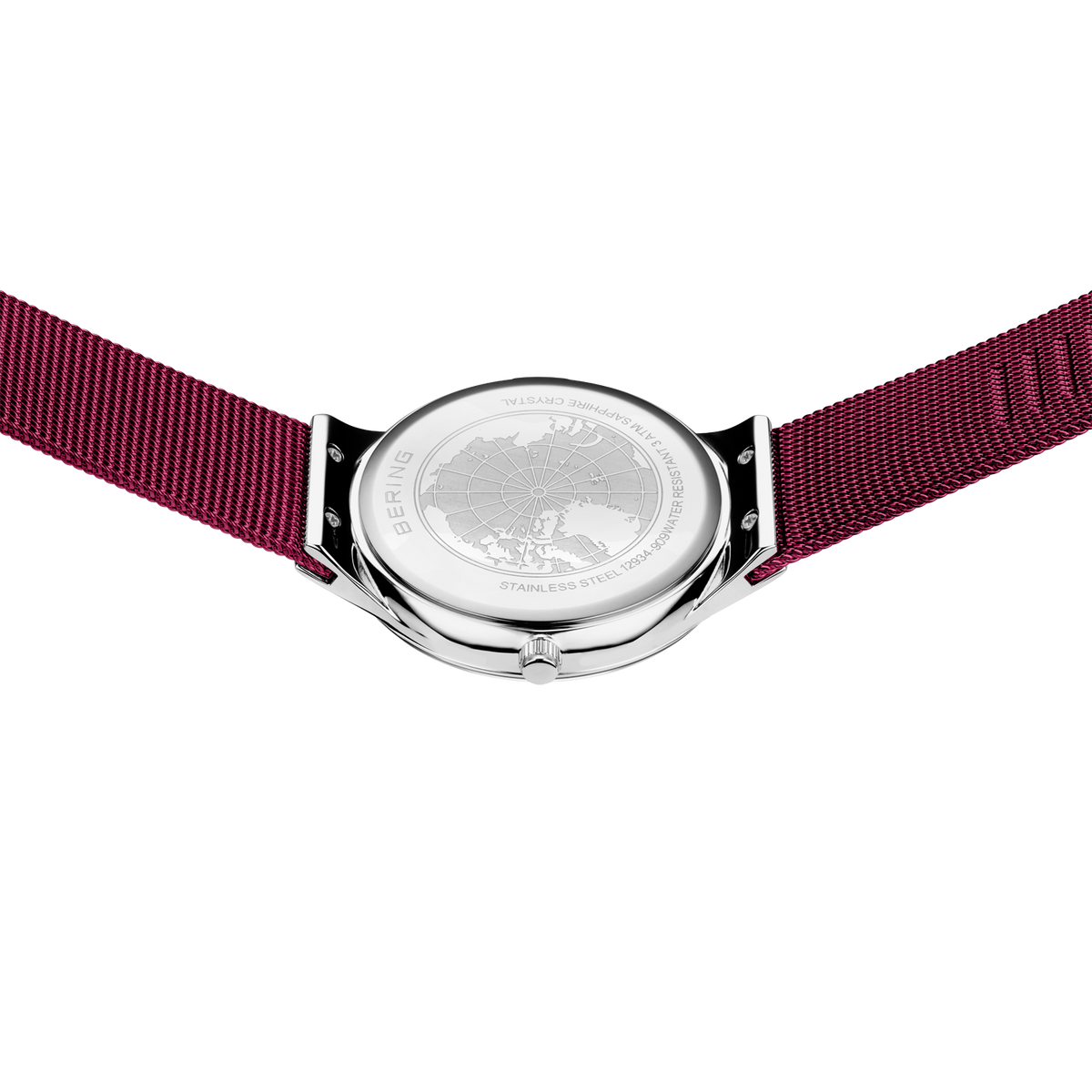 Achterkant van rond zilverkleurig horloge met donkerrood stofbandje, van bovenaf gefotografeerd