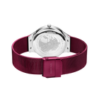 Achterkant van BERING horloge met bordeauxrood mesh bandje en magnetische sluiting