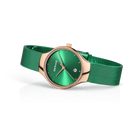 Montre BERING en vue trois-quarts montrant le boîtier rose doré, le bracelet maille verte et le cadran