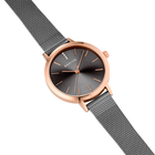 Montre BERING avec boîtier or rose, cadran sombre, marqueurs minimalistes et bracelet mesh gris présenté en angle