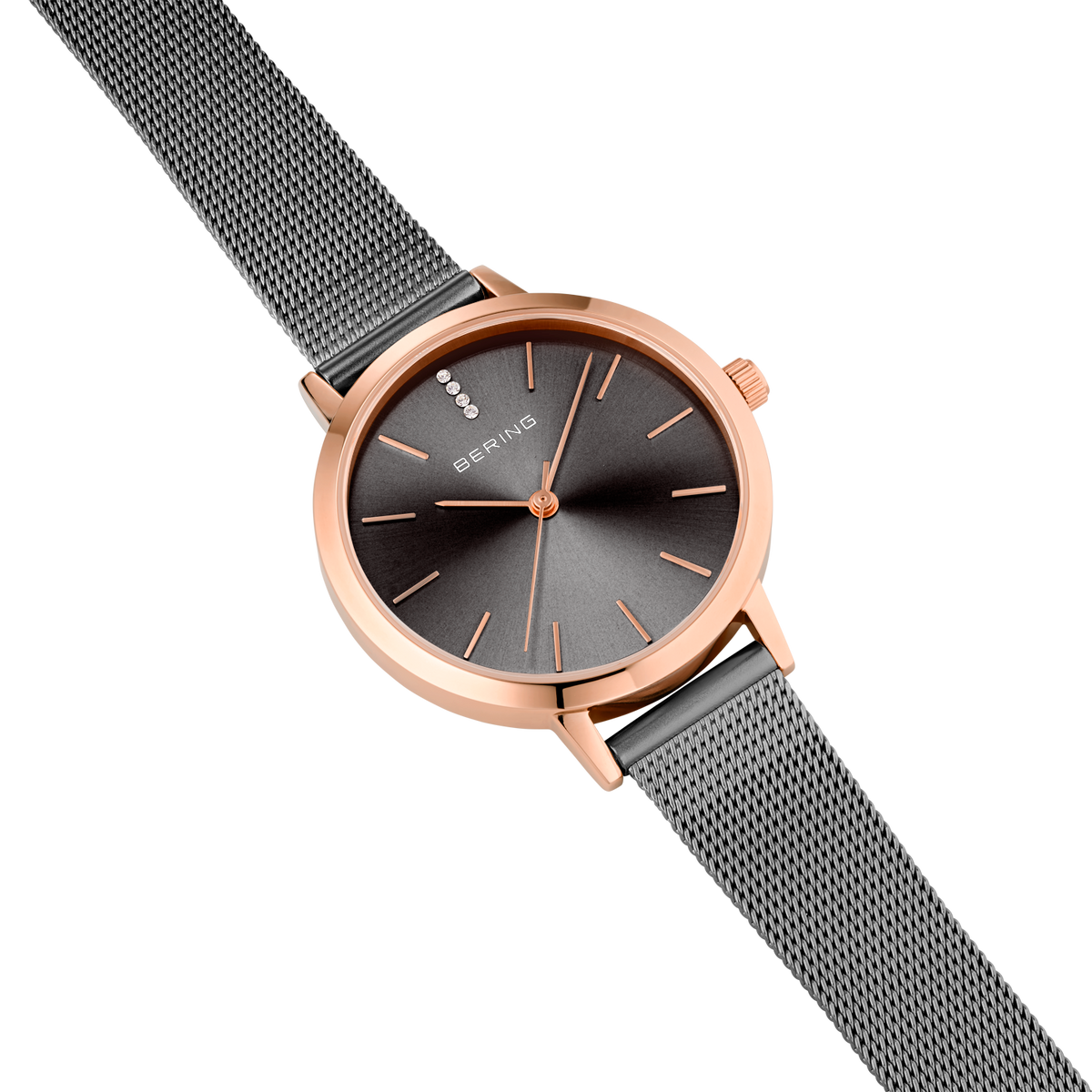 Montre BERING avec boîtier or rose, cadran sombre, marqueurs minimalistes et bracelet mesh gris présenté en angle