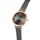 Montre BERING avec boîtier or rose, cadran gris anthracite et bracelet maille noire, vue trois quarts