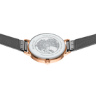 Vue de dessus de la montre or rose avec cadran blanc et bracelet maille noir