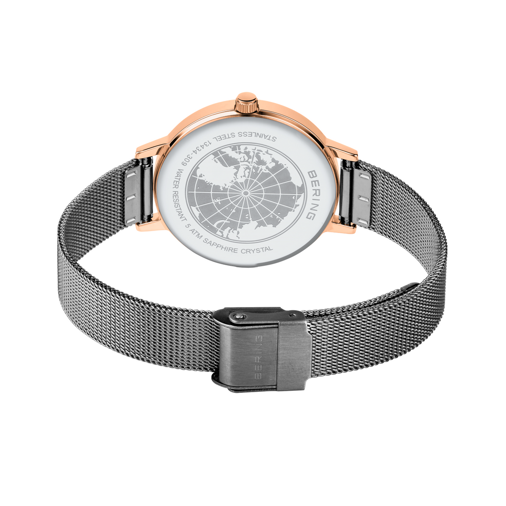 fr: Montre BERING vue de dos, boîte or rose et bracelet maille gris avec fermoir magnétique
