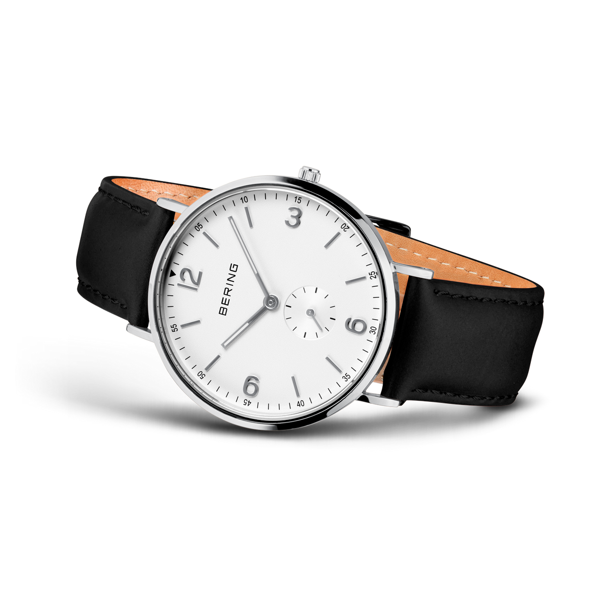 Montre BERING en vue trois quarts. Cadran blanc avec chiffres arabes, boîtier rond poli, bracelet cuir noir doublé beige.