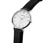 Montre-bracelet à boîtier rond argenté, cadran blanc avec chiffres arabes et bracelet cuir noir, vue de profil.