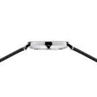Montre au boîtier rectangulaire gris argenté et bracelet noir, vue de profil.