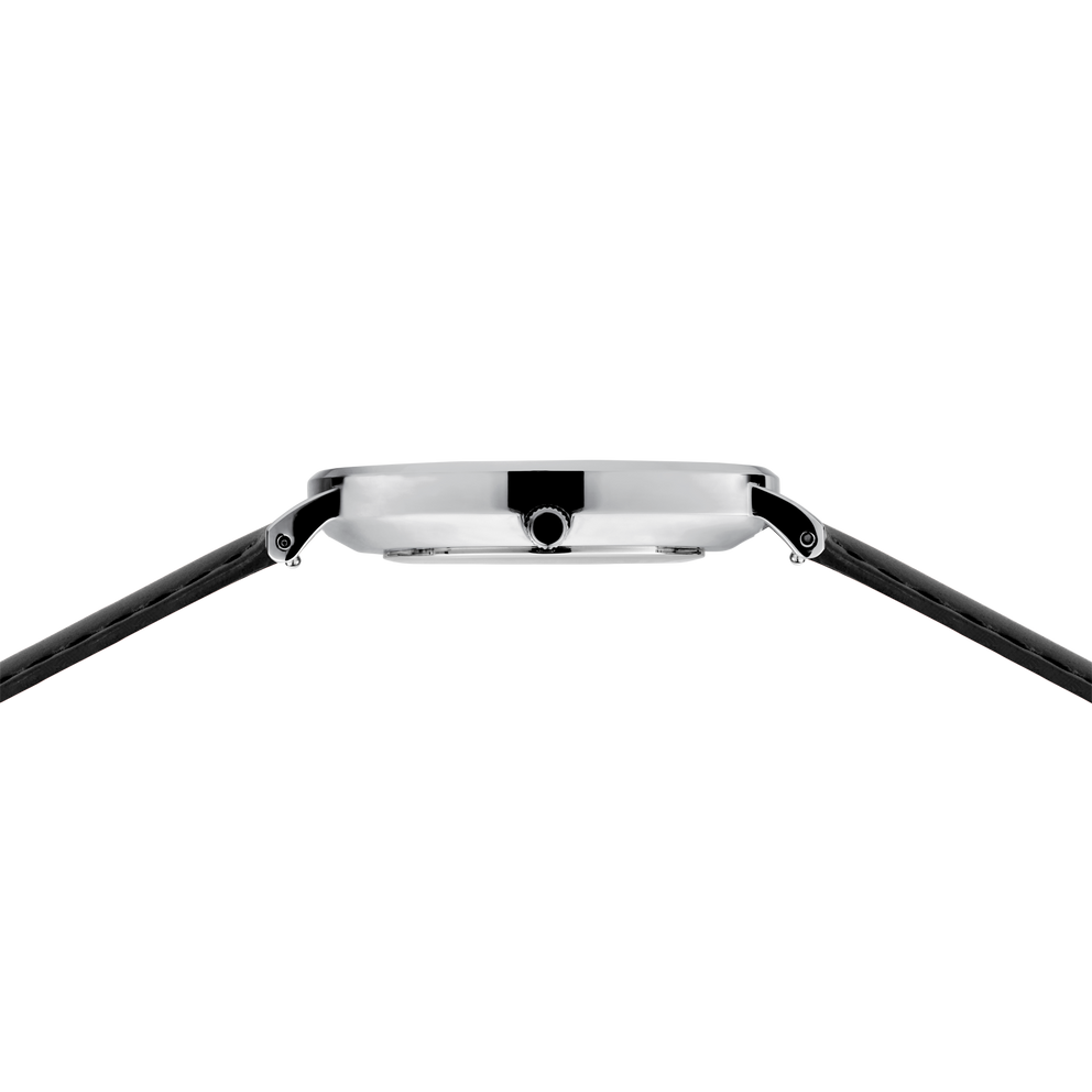Montre au boîtier rectangulaire gris argenté et bracelet noir, vue de profil.