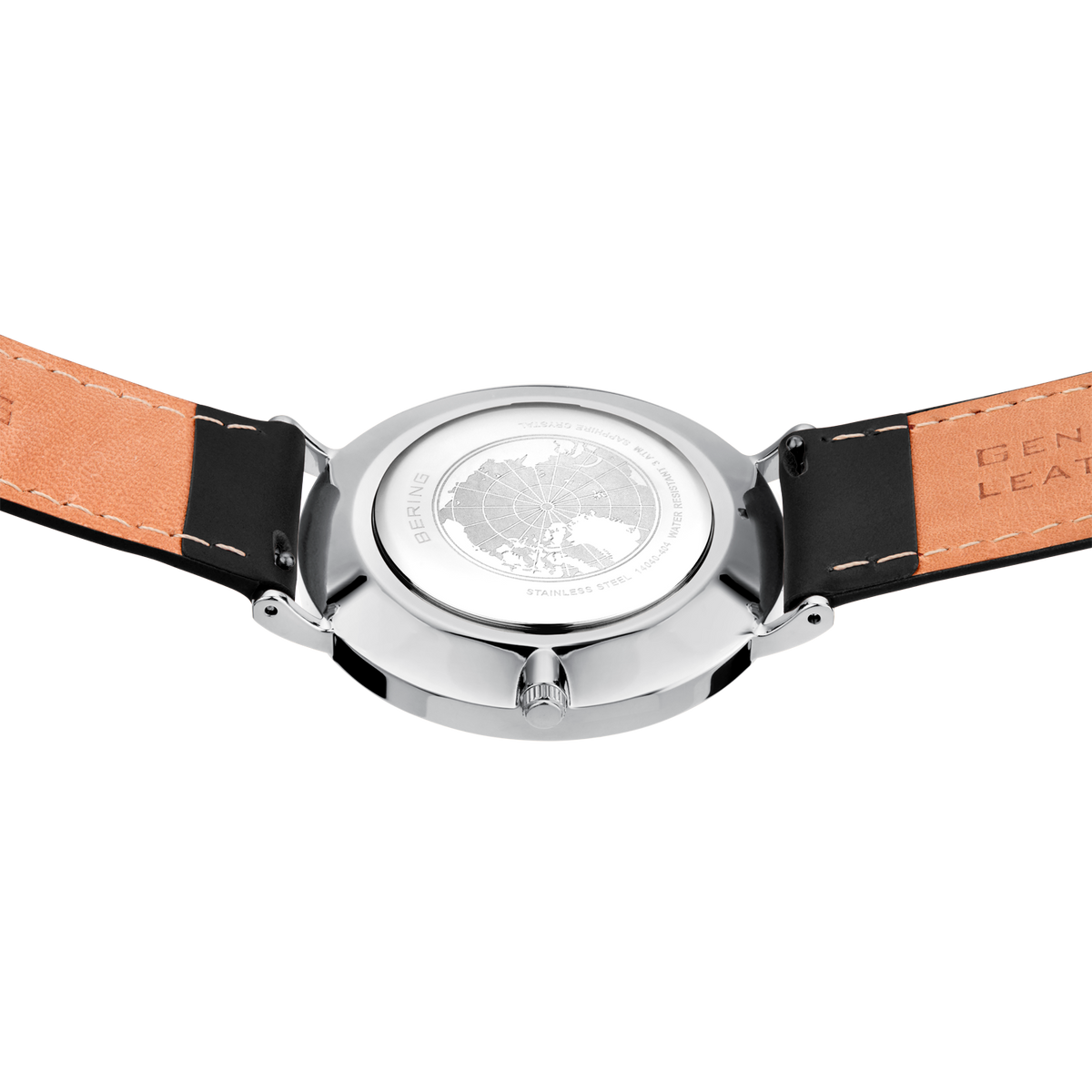 Montre avec boîtier rond argent et cadran blanc, bracelet caramel et boucles noires, vue de dessus.