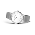 Silberfarbene Armbanduhr mit rundem Gehäuse, weißem Zifferblatt, schwarzen Markierungen und Milanaise-Armband